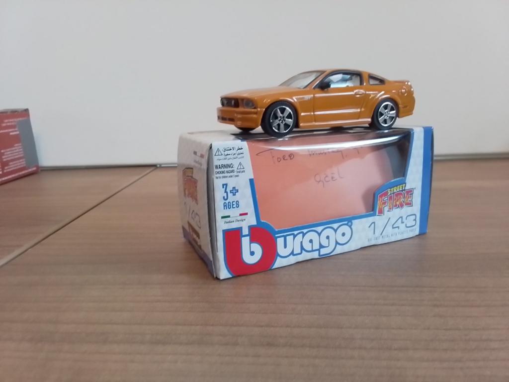 Burago.  FORD MUSTANG GT.  geel., Ophalen of Verzenden, Zo goed als nieuw, Auto, Overige merken