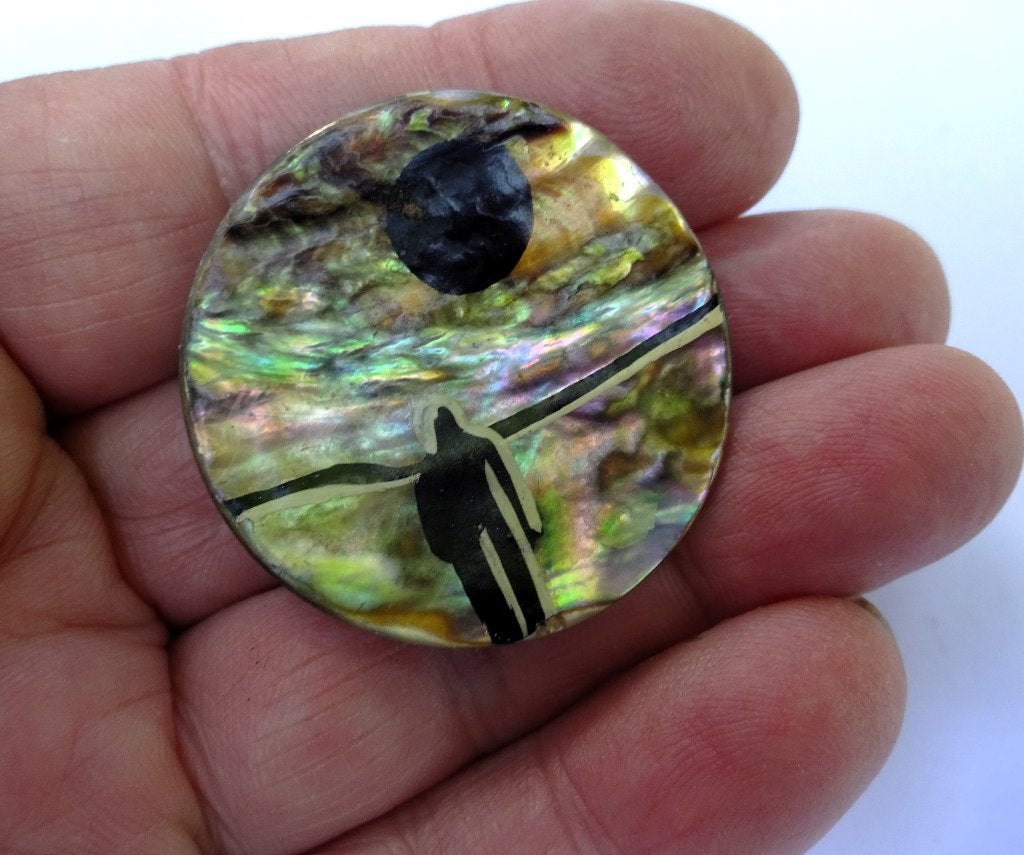 Rond vintage broche Abalone schelp met geschilderd silhouet, Overige materialen, Gebruikt, Overige kleuren, Verzenden