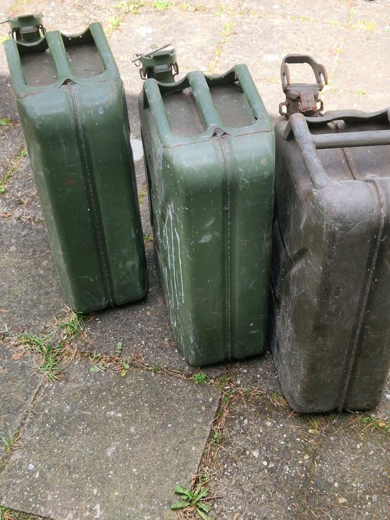 3 stuks voor  € 40 Leger jerrycans 20L - Groen -, Ophalen of Verzenden, Gebruikt, Universele onderdelen