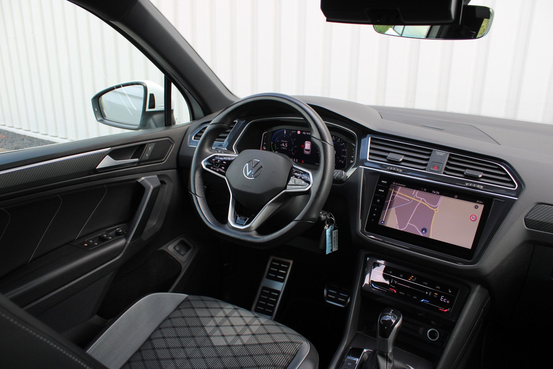 Volkswagen Tiguan 1.4 TSI eHybrid R-Line Business+ | Incl. 1, Euro 6, 4 cilinders, Alcantara, Wit