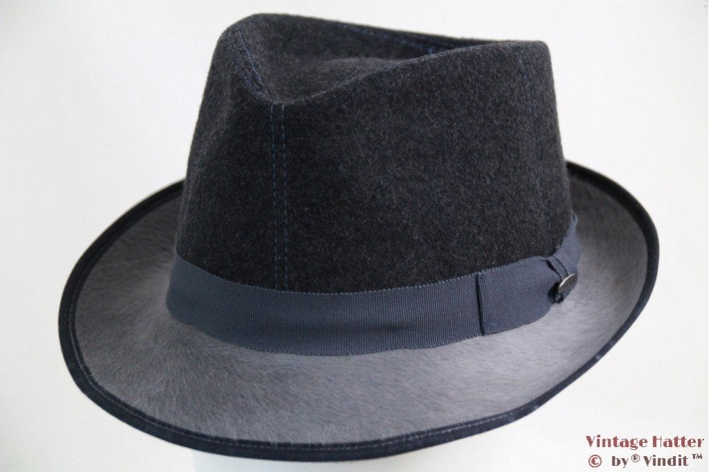 Gleufhoed Trilby Mayser zwart denim en grijs haarvilt 58 new, Hoed, Nieuw, Ophalen of Verzenden, 58 of 59 cm (L, 7¼ of ⅜ inch)