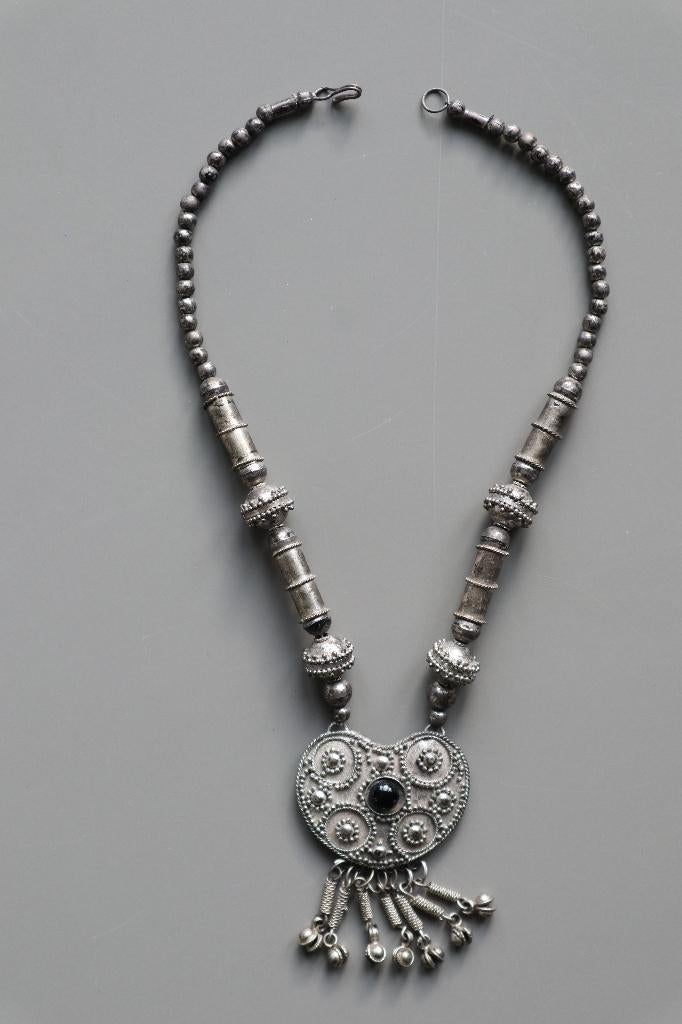 ketting met mooie hanger en kleine belletjes zilverkleurig, Ophalen of Verzenden, Zo goed als nieuw, Zilver, Overige materialen