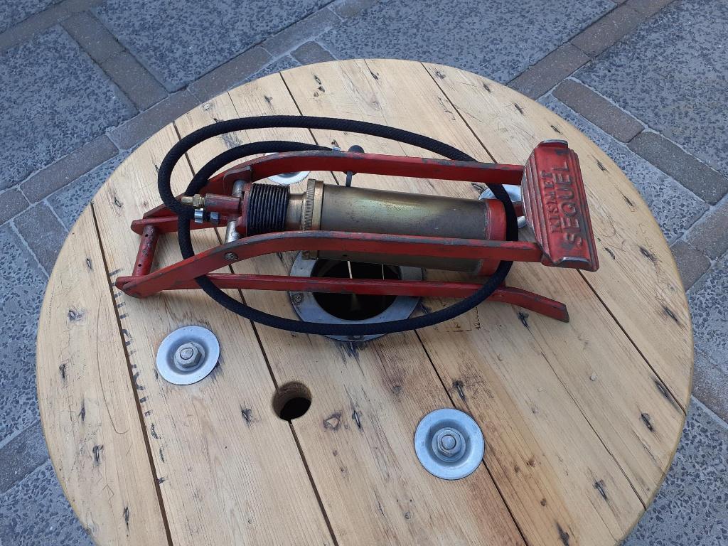 Antieke voetpomp, Antiek en Kunst, Ophalen of Verzenden