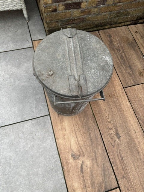 Vuilnisbak oud/retro met deksel, Antiek en Kunst, Ophalen