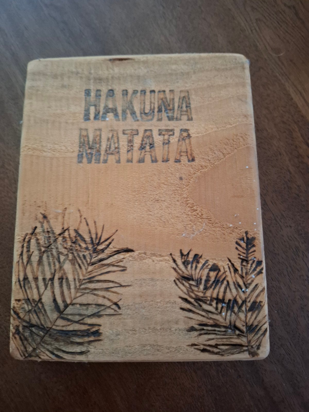 Houten wanddecoratie 'Hakuna Matata' met palmbladeren, Huis en Inrichting, Gebruikt, Hout, Ophalen of Verzenden, Bruin