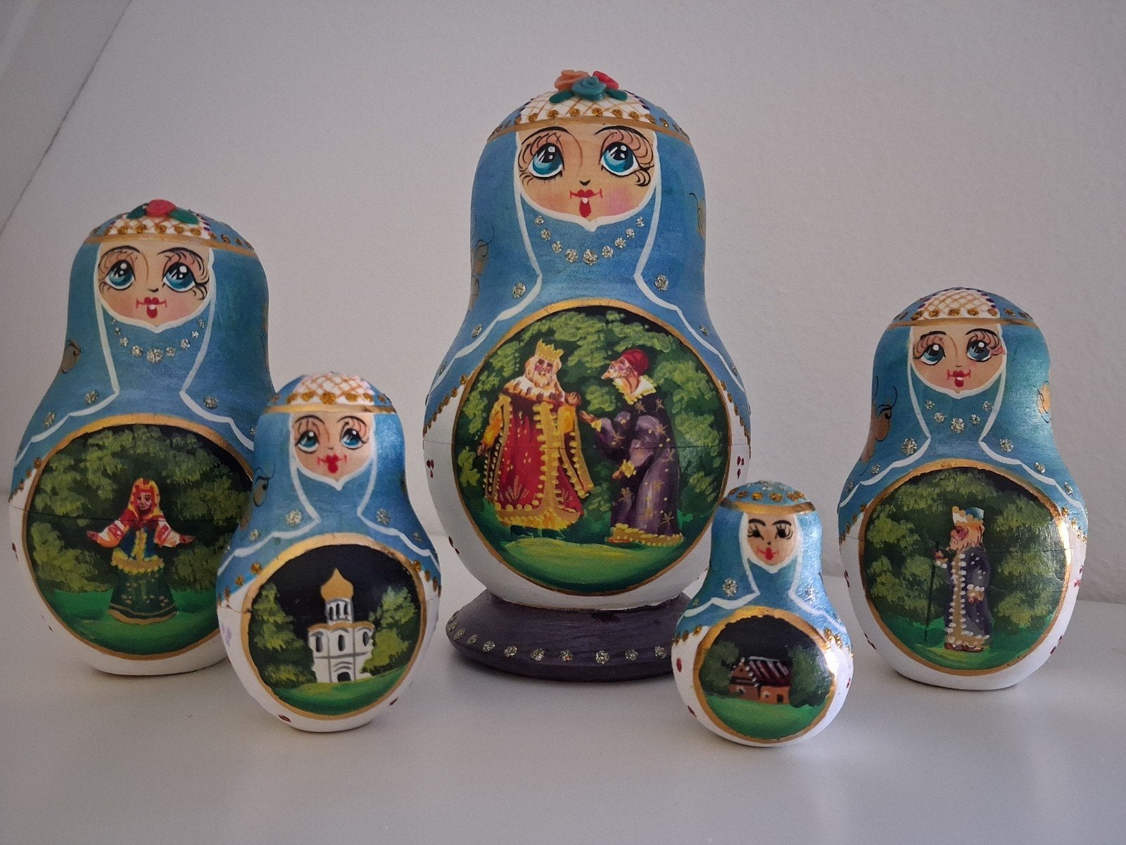 5 d. Russische matroesjka.  Vrouw, blauwe doek met roosjes, Ophalen of Verzenden, Zo goed als nieuw