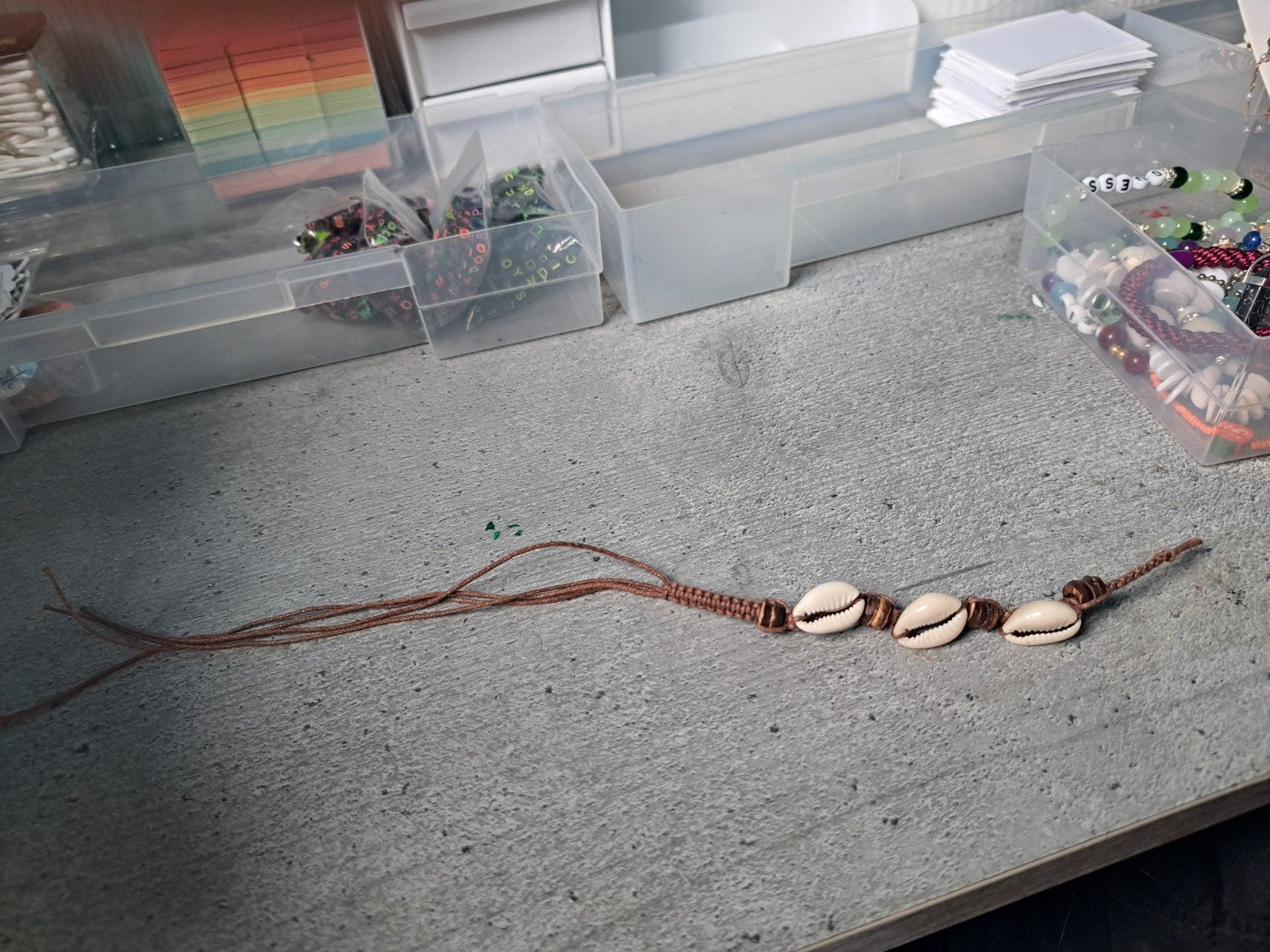Handgemaakte schelpenarmband, Overige materialen, Bruin, Ophalen of Verzenden, Zo goed als nieuw