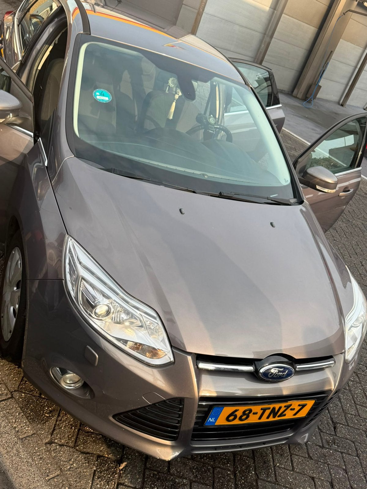 Ford Focus -Wie het hoogste bod doet, krijgt de auto., 4 cilinders, Bruin, Origineel Nederlands, 650 kg