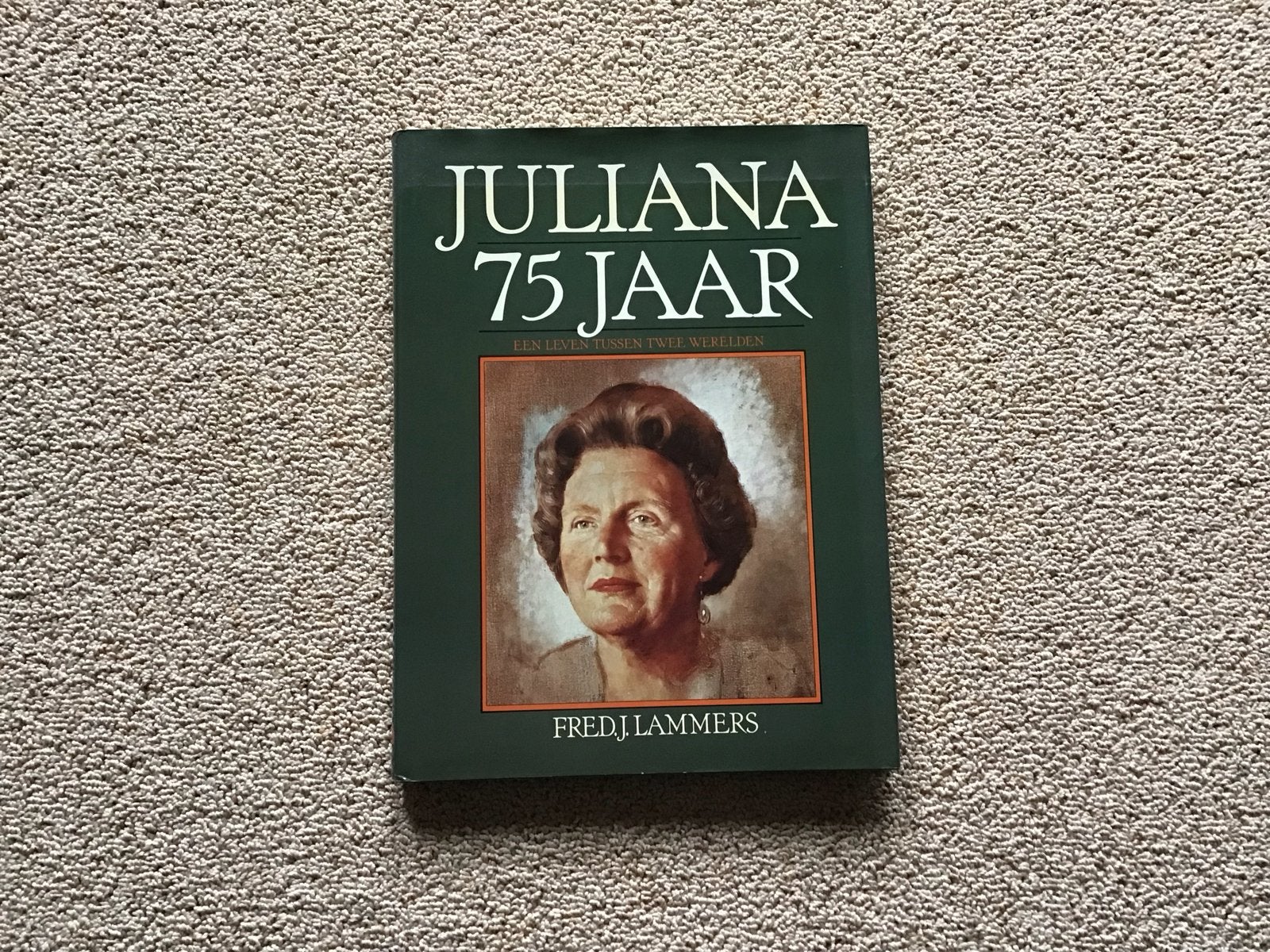 Juliana 75 Jaar: Een Leven Tussen Twee Werelden, Ophalen of Verzenden, Zo goed als nieuw, Overige