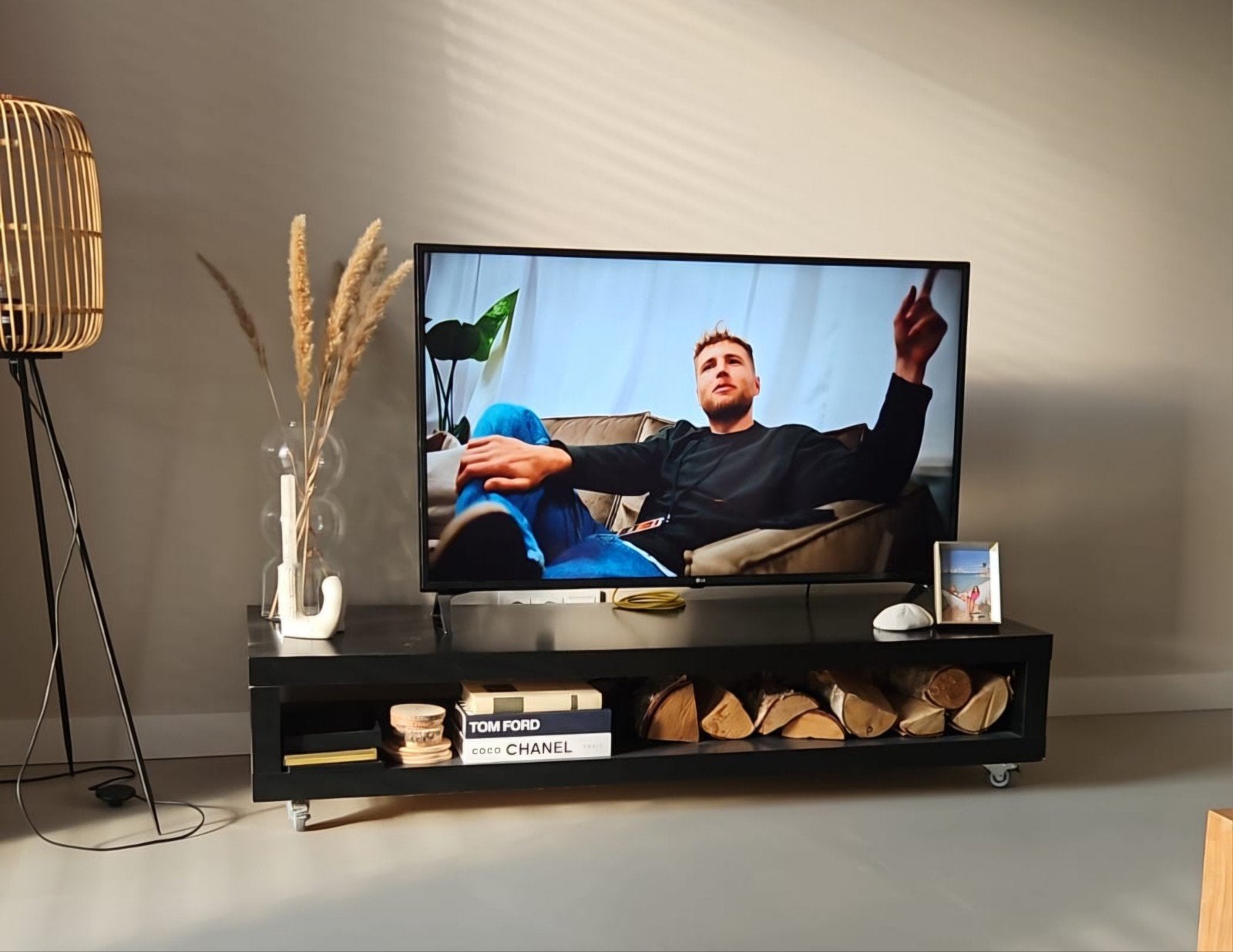 Verrijdbaar TV meubel, zwart, gratis af te halen, Ophalen, Gebruikt, 100 tot 150 cm, Minder dan 100 cm