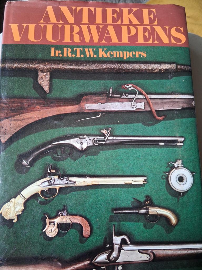 Antieke Vuurwapens - Boek uit 1977 over vuurwapens, Ophalen of Verzenden, 20e eeuw of later, Gelezen, Ir. R.T.W. Kempers
