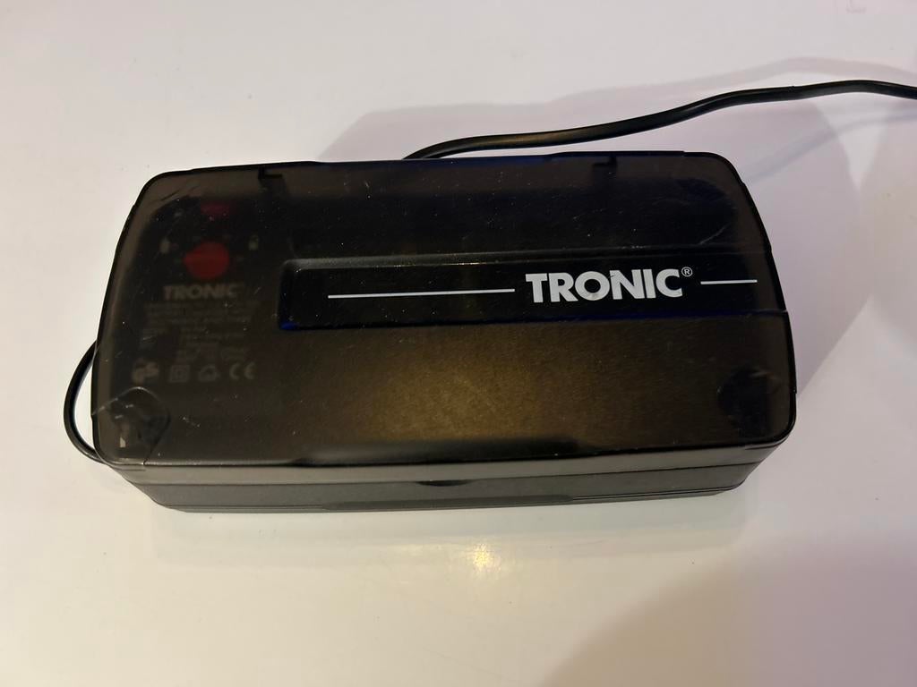 Tronic Universele Acculader KH967 voor diverse batterijen, Audio, Tv en Foto, Ophalen of Verzenden, Zo goed als nieuw