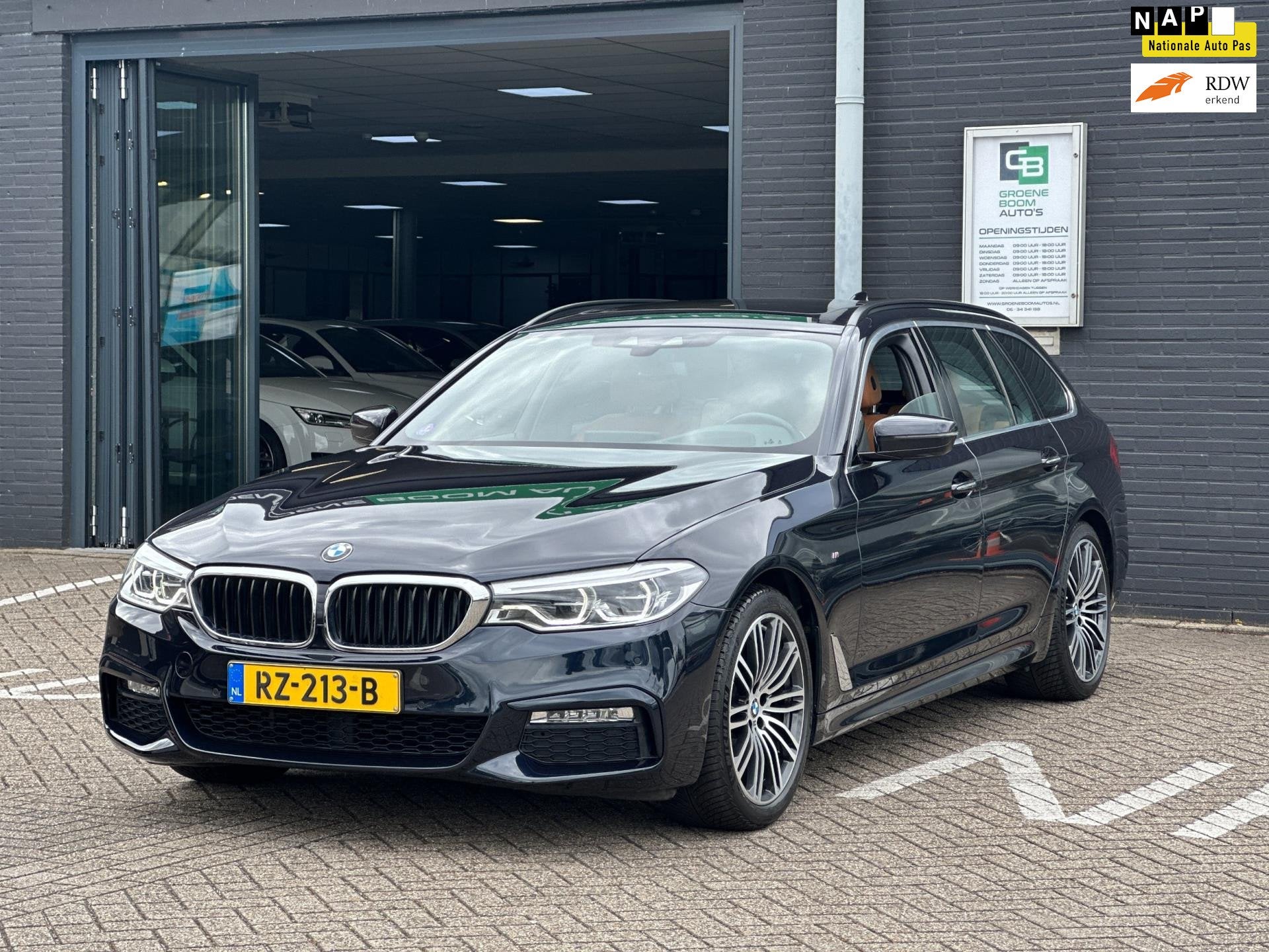 BMW 5-serie Touring 520i High Executive/M-PAKKET/2E EIG/PANO, Auto's, Automaat, 1998 cc, Achterwielaandrijving, Euro 6