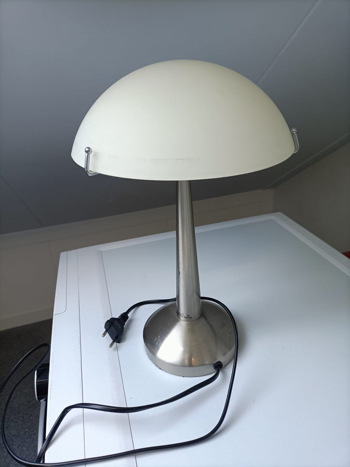 Moderne tafellamp met melkglazen kap, Ophalen of Verzenden, Modern, Zilver, Sfeerlamp