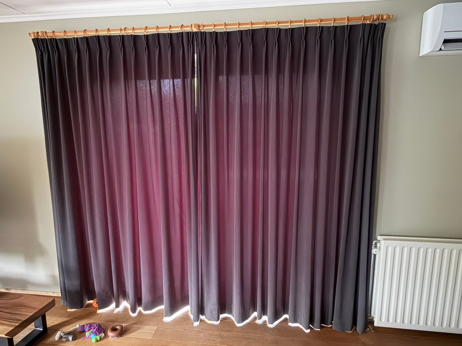Mooie dikke gordijnen. Antraciet/zwart, Huis en Inrichting, Stoffering | Gordijnen en Lamellen, Ophalen, Zo goed als nieuw, Zwart