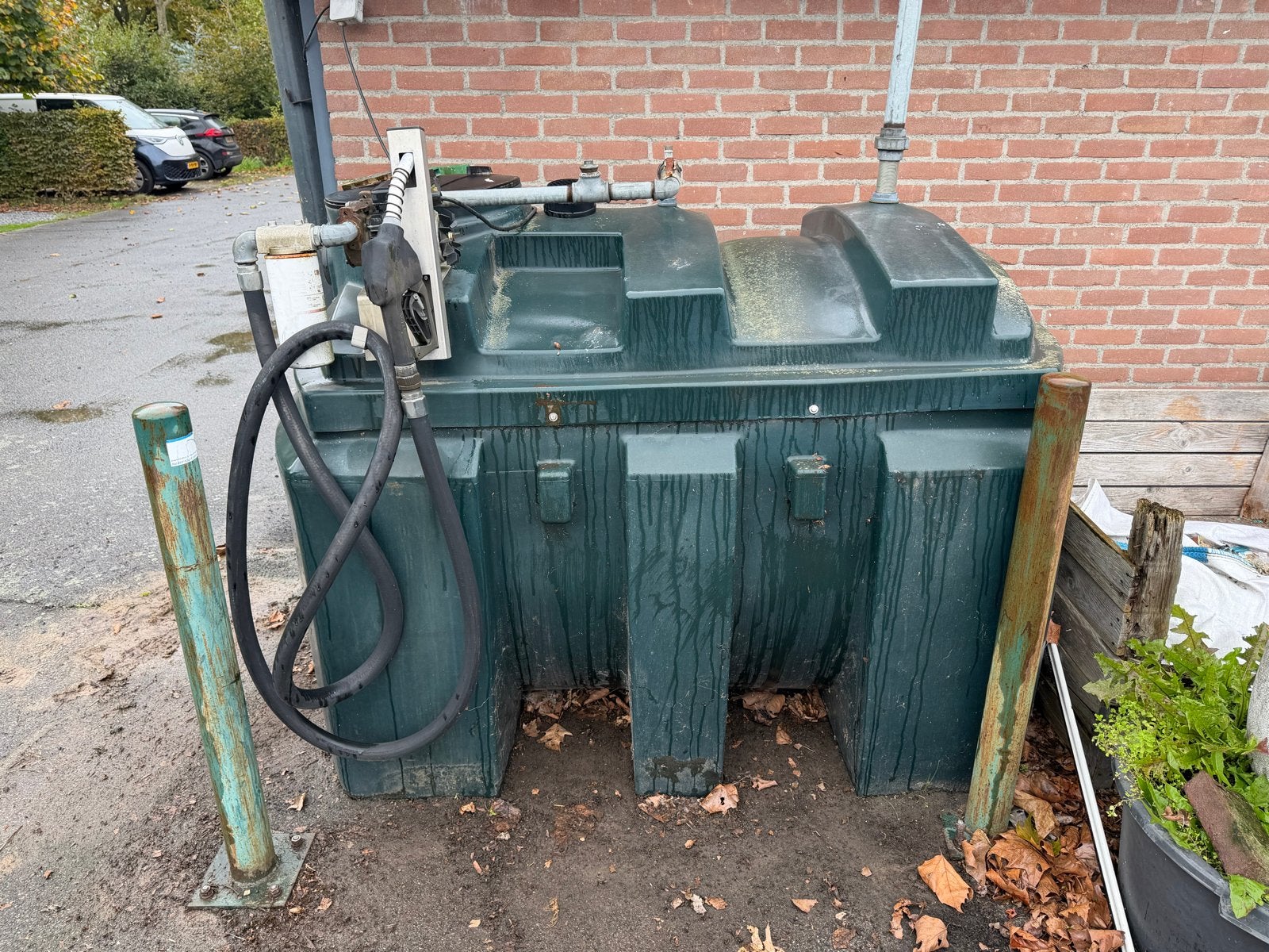 Dubbelwandige dieseltank met pomp en beschermpaaltjes, Ophalen