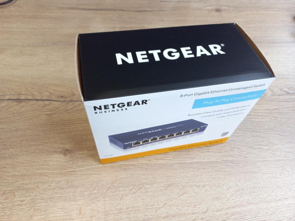 Netgear GS108V4 Gigabit Ethernet Switch in doos, Computers en Software, Netwerk switches, Ophalen of Verzenden, Zo goed als nieuw