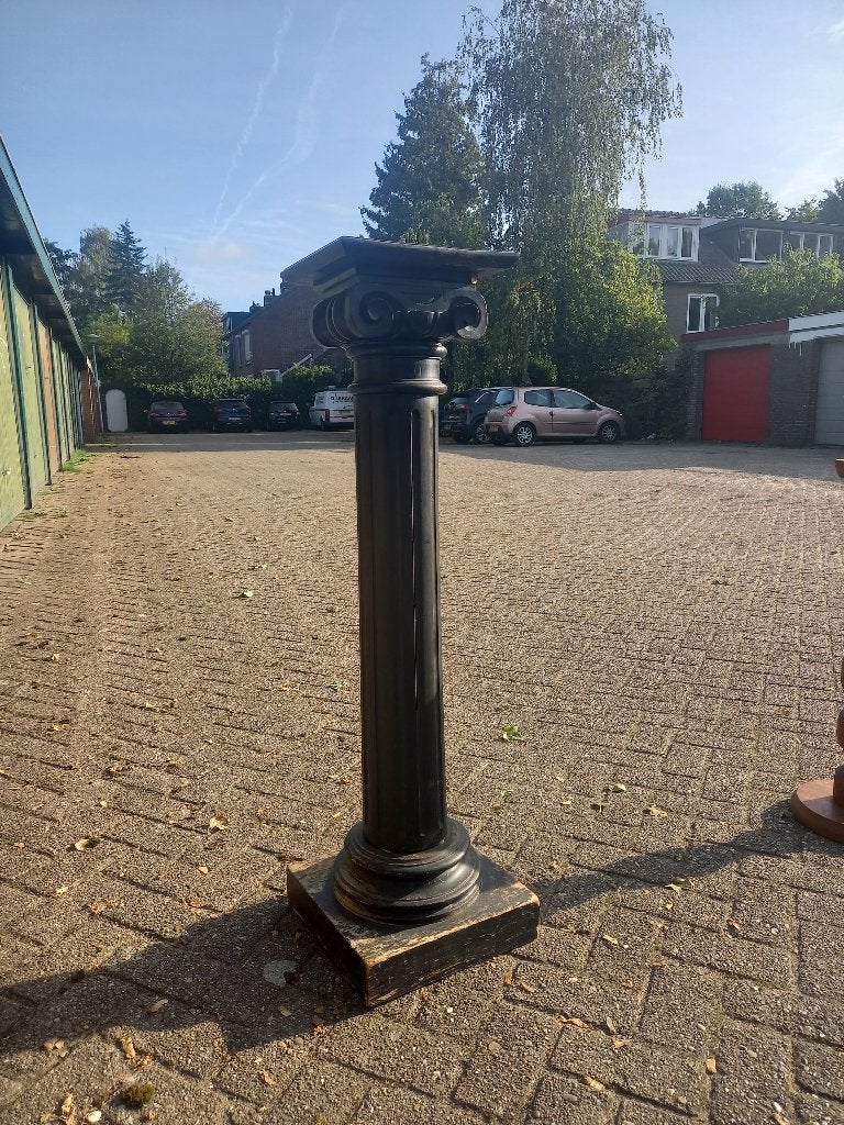 Antieke Ionische Zuil / Piëdestal – Zwart Hout – 112 cm, Ophalen, Gebruikt