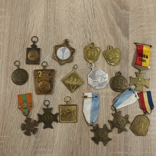 Medaille circa 15 stuks o.a. hardlopen en schaatsen, Ophalen of Verzenden, Overige materialen, Nederland
