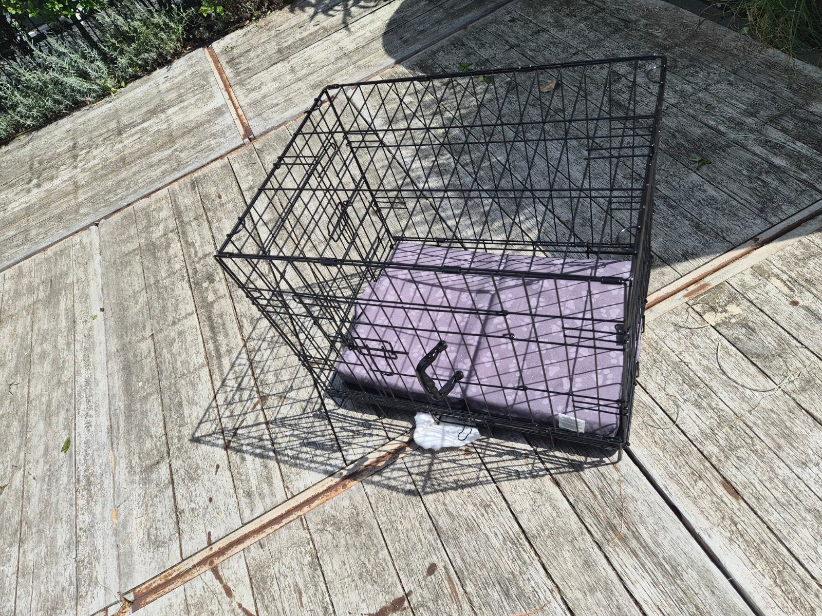 Te koop bench voor hond of kat met kunstof onderbak., Dieren en Toebehoren, Ophalen, Zo goed als nieuw