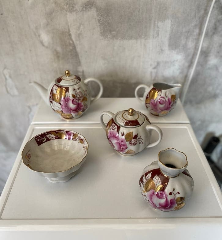 Antiek theeservies met rozen en goudkleurige accenten, Antiek en Kunst, Ophalen of Verzenden