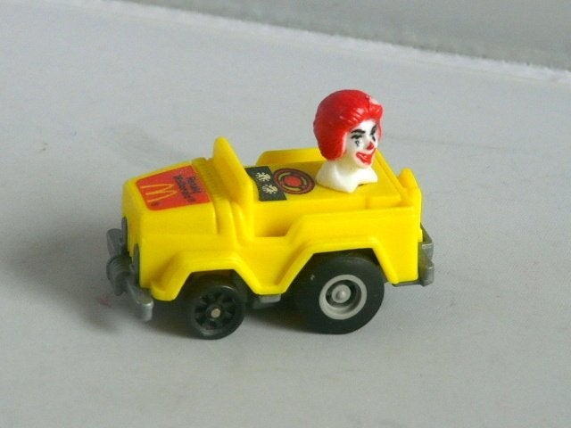McDonalds 1987 # Ronald McDonald in autootje - ca. 5 cm, Ophalen of Verzenden, Zo goed als nieuw