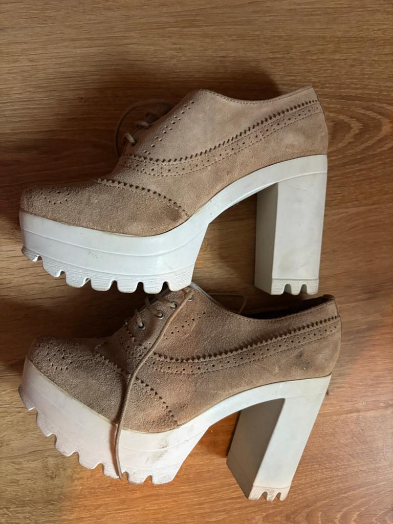 Bruine suède brogues met plateauzool en blokhak, Ophalen of Verzenden, Gedragen, Bruin, Schoenen met hoge hakken