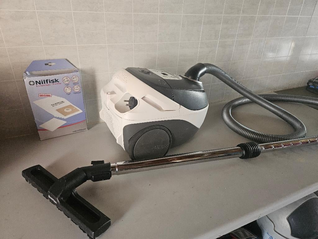 Nilfisk stofzuiger met vier stofzakken., Witgoed en Apparatuur, Ophalen, Gebruikt, Stofzak, Minder dan 1200 watt