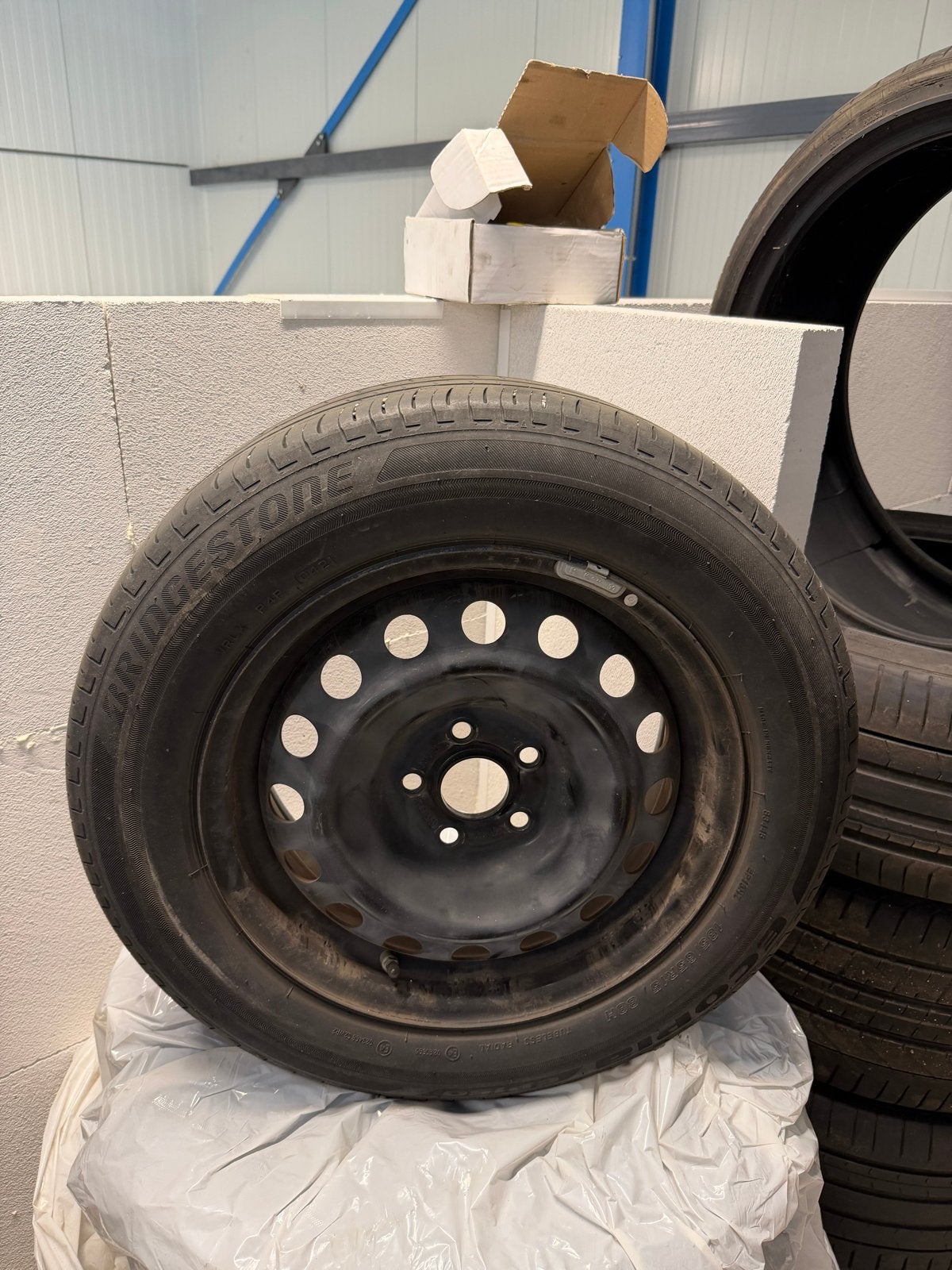 Toyota Yaris zomer set stalen wielen 185/65R15, Auto-onderdelen, Banden en Velgen, Gebruikt, 15 inch, Banden en Velgen, Personenwagen
