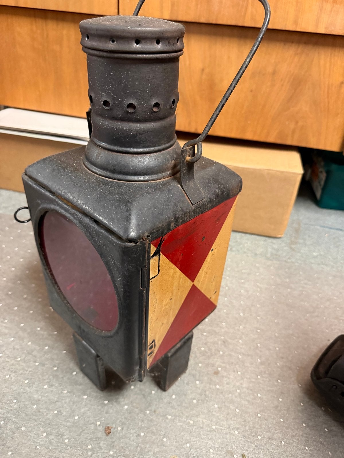 Antieke spoorweglantaarn met rood en wit glas, Ophalen of Verzenden