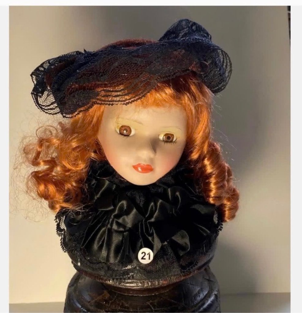 Poppenhoofdje 13 cm met zwarte haar en hals versiering, Ophalen of Verzenden, Zo goed als nieuw, X, Pop