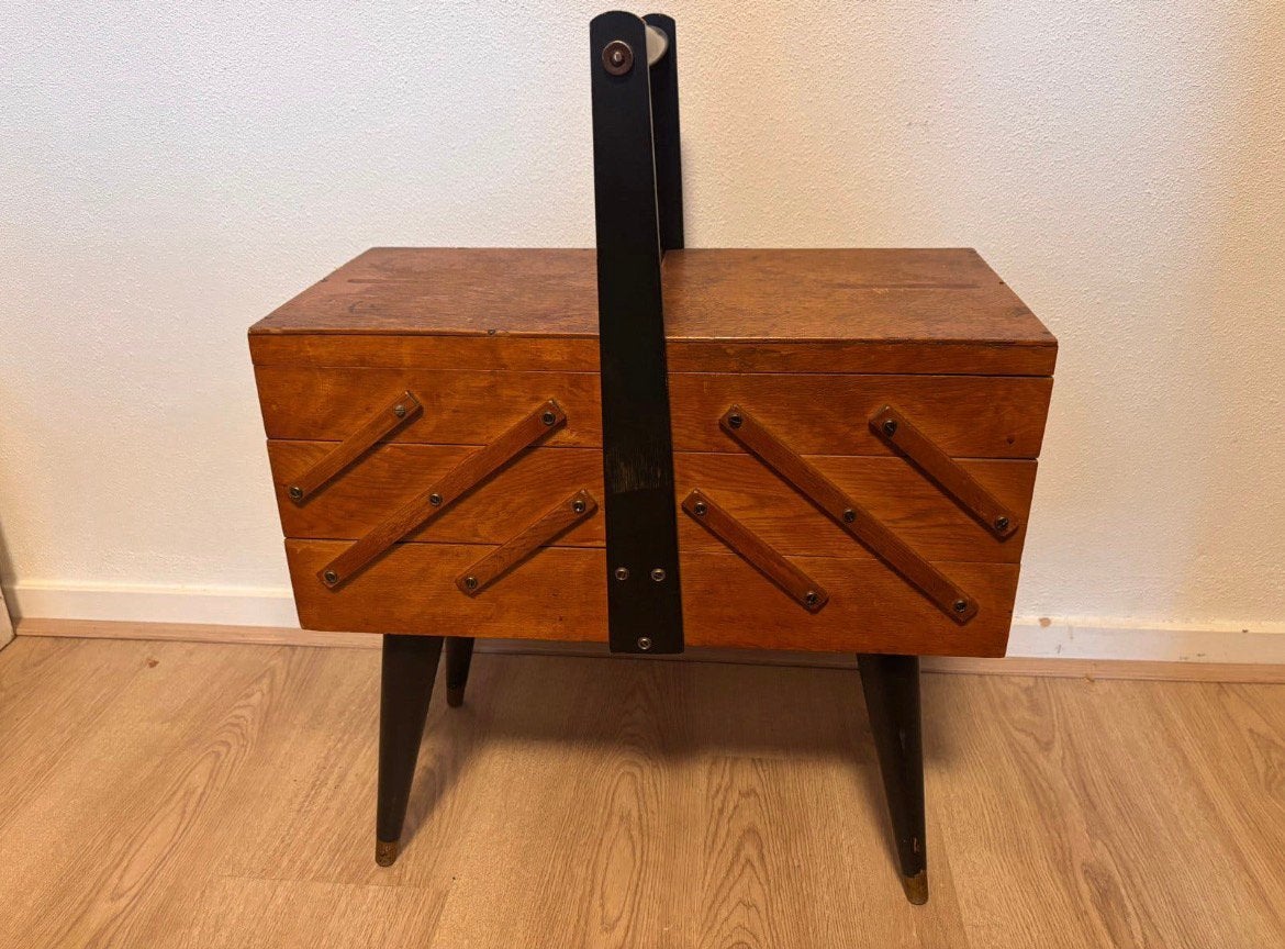 Prachtige vintage houten naaidoos/handwerkkist jaren ’60/’70, Hobby en Vrije tijd, Ophalen of Verzenden, Zo goed als nieuw
