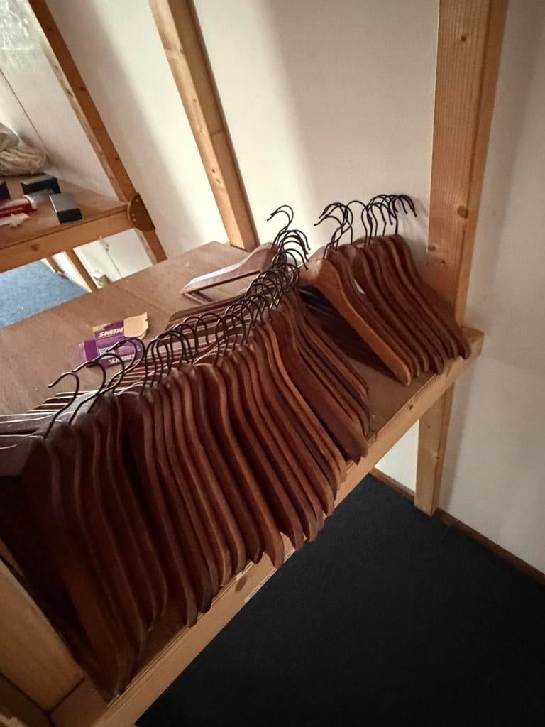 Kledinghangers van hout, Ophalen, Zo goed als nieuw, Hout