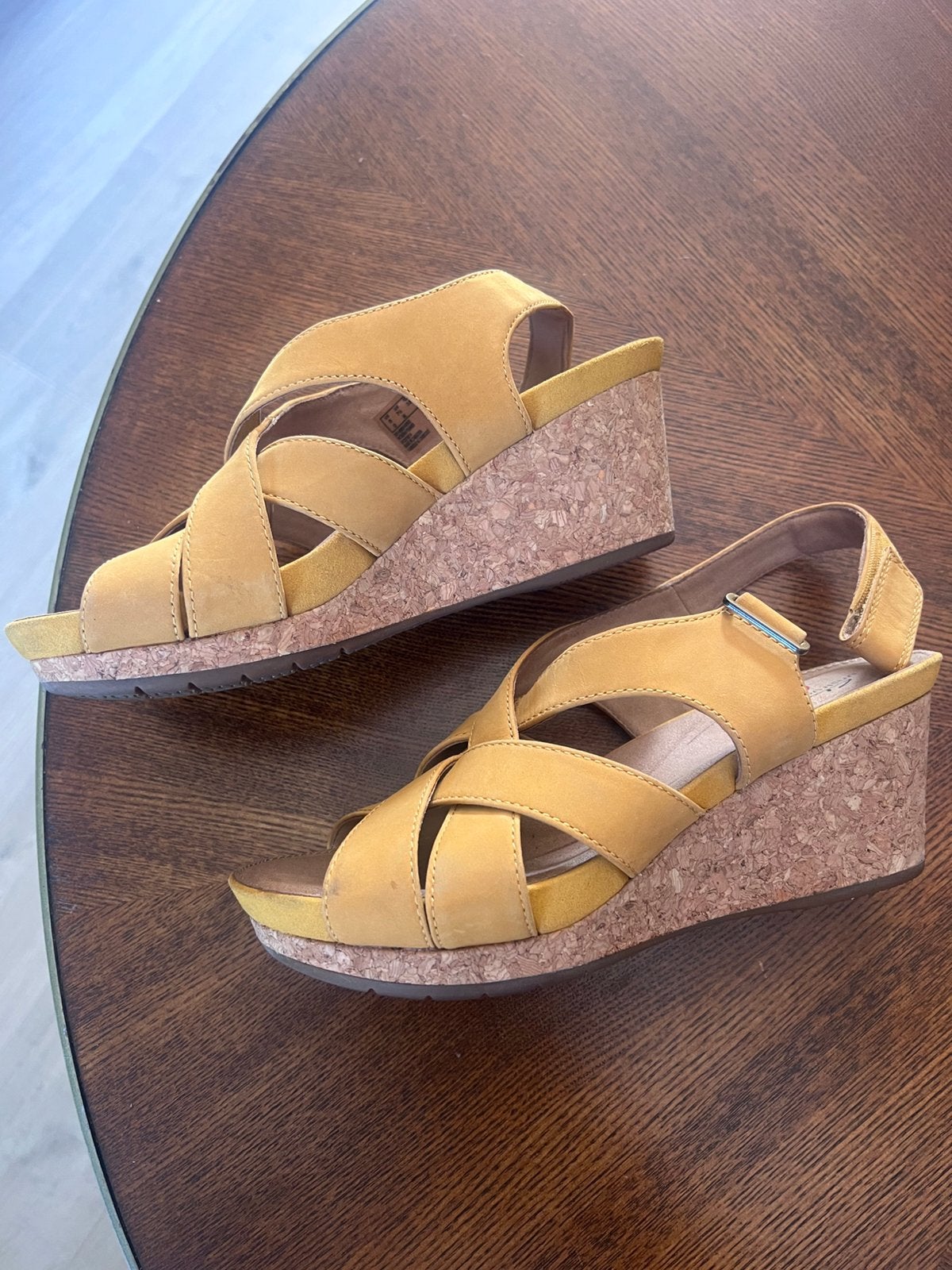 Sandalen CLARKS okergeel 37,5/38  ALS NIEUW, Ophalen of Verzenden, Zo goed als nieuw, Geel, Sandalen of Muiltjes