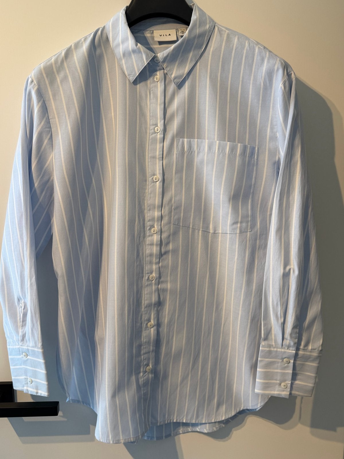 VILA - lichtblauw wit  gestreepte blouse | Maat 38, Kleding | Dames, Ophalen of Verzenden, Zo goed als nieuw, Maat 38/40 (M), Blauw