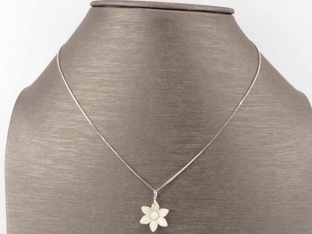 Zilveren collier met bloem hanger                         M3, Gebruikt, ., Beige, Ophalen of Verzenden