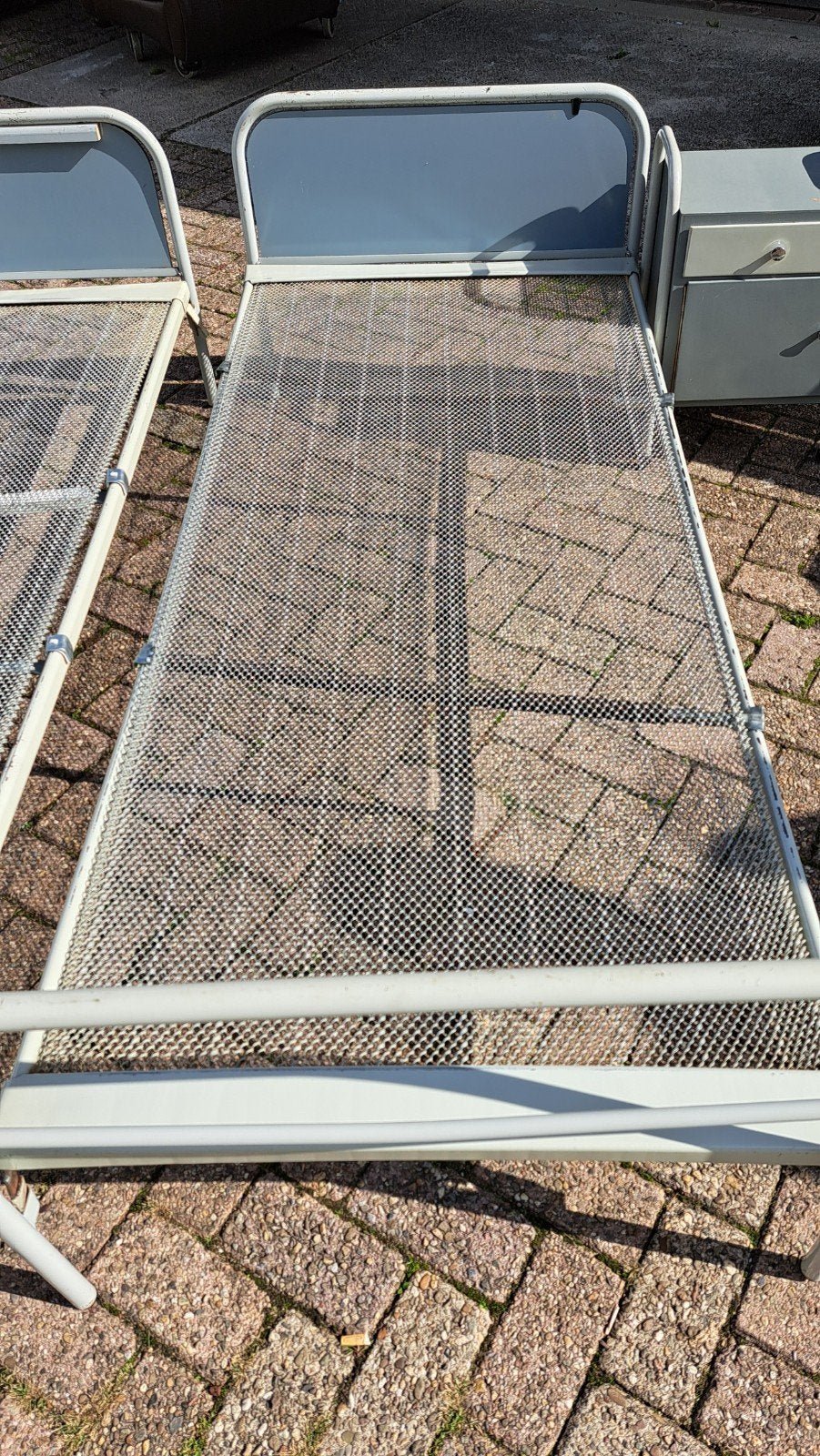 Vintage bedden spiraalbodem met nachtkastjes (2 sets), Ophalen