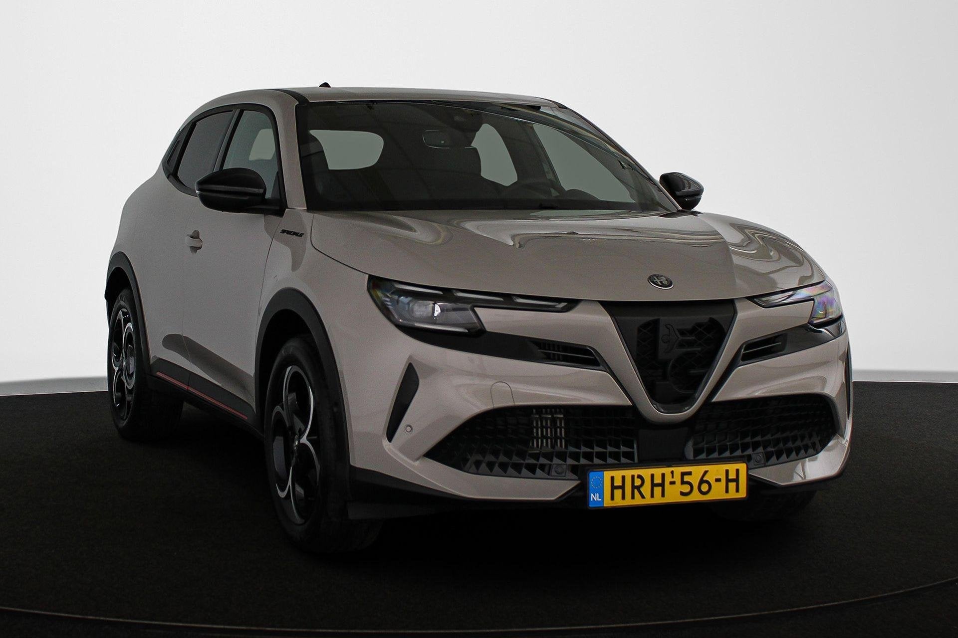 Alfa Romeo Junior 1.2 Turbo Hybrid Ibrida Speciale Pack Tech, Auto's, 145 pk, 1199 cc, Origineel Nederlands, Hybride Elektrisch/Benzine