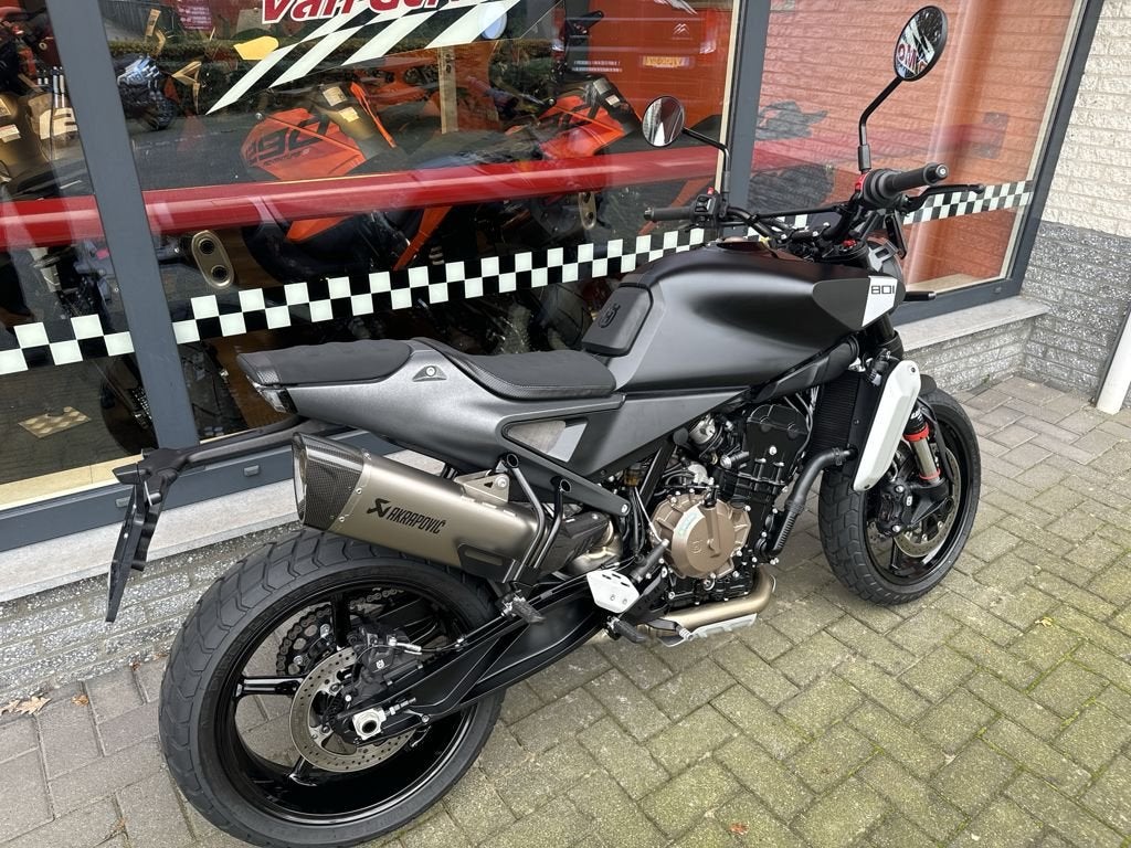 HUSQVARNA SVARTPILEN 801 2024, Motoren, Naked bike, Gebruikt, Bedrijf