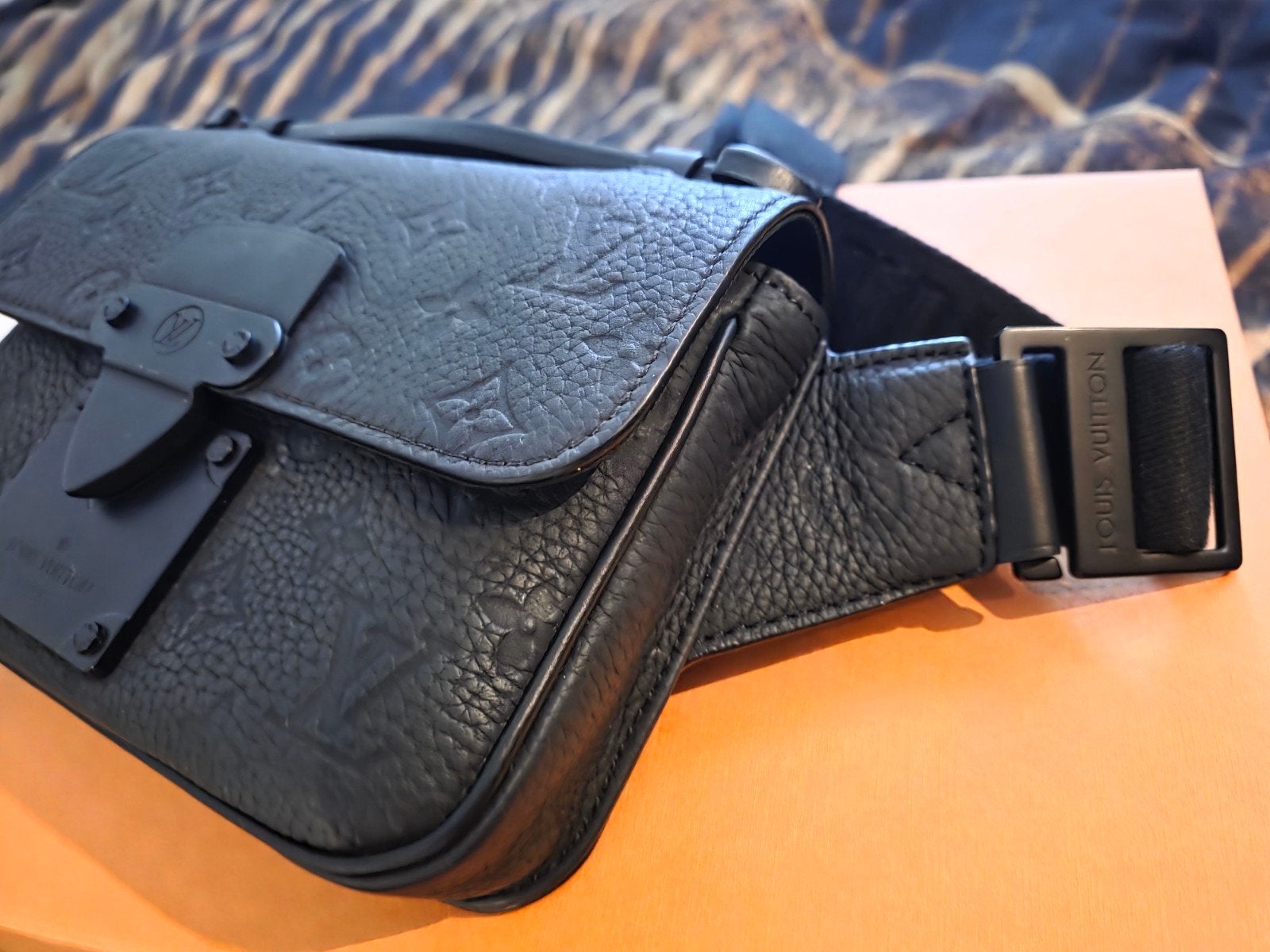 Louis Vuitton S Lock Sling Bag Zwart Leer, Ophalen, Zo goed als nieuw, Zwart, Schoudertasje