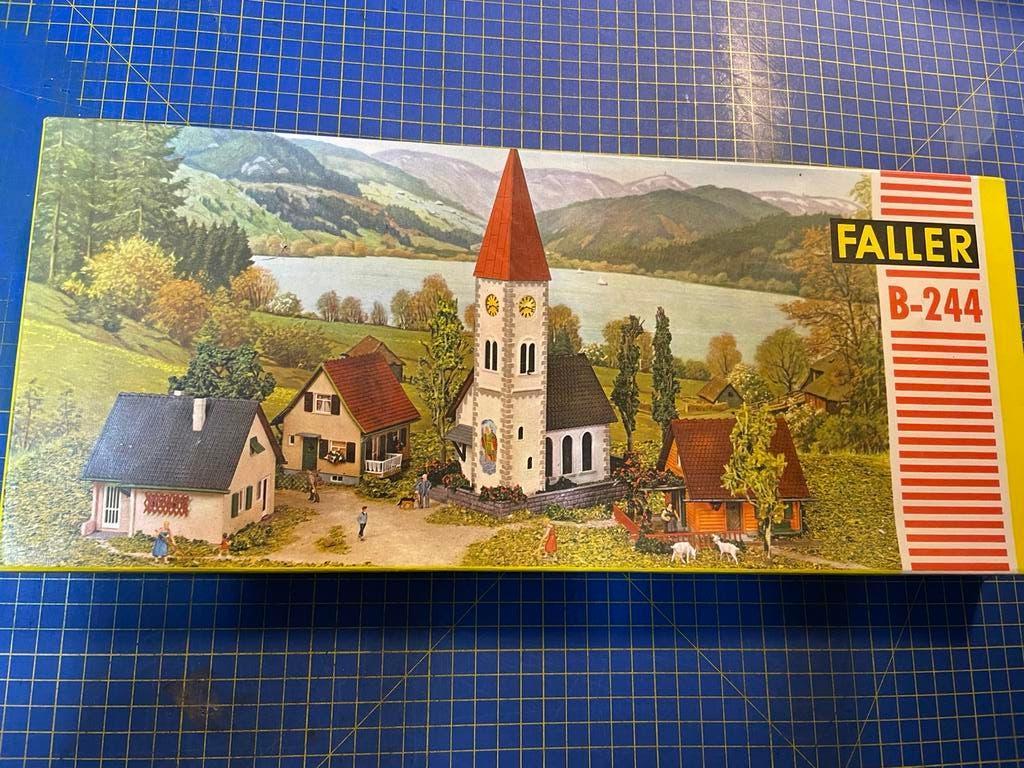 Faller B 244 set met huisjes en kerk HO schaal 1:87, Overige merken, Gelijkstroom of Wisselstroom, Brug, Tunnel of Gebouw, Ophalen of Verzenden
