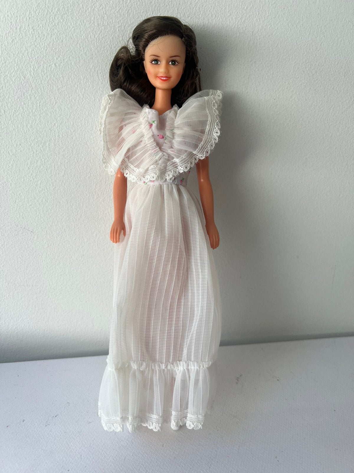 Vintage Barbie pop in witte jurk, Kinderen en Baby's, Speelgoed | Poppen, Ophalen of Verzenden, Gebruikt, Barbie