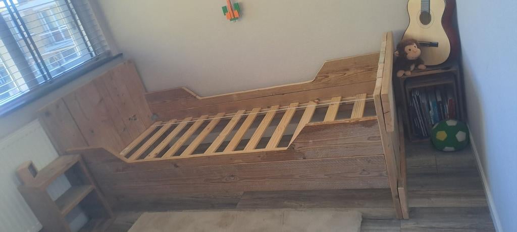 Steigerhout bed met nacht kastje., Ophalen