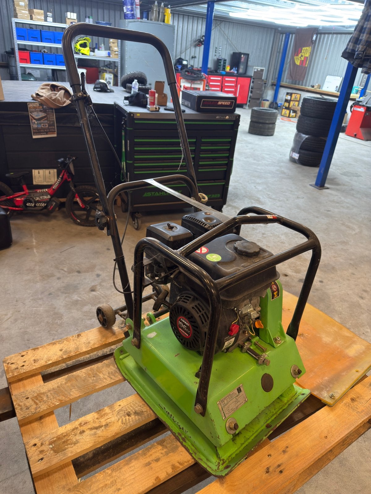 Benzine trilplaat 88kg 1500kg slagkracht incl rubber mat, Ophalen, Gebruikt