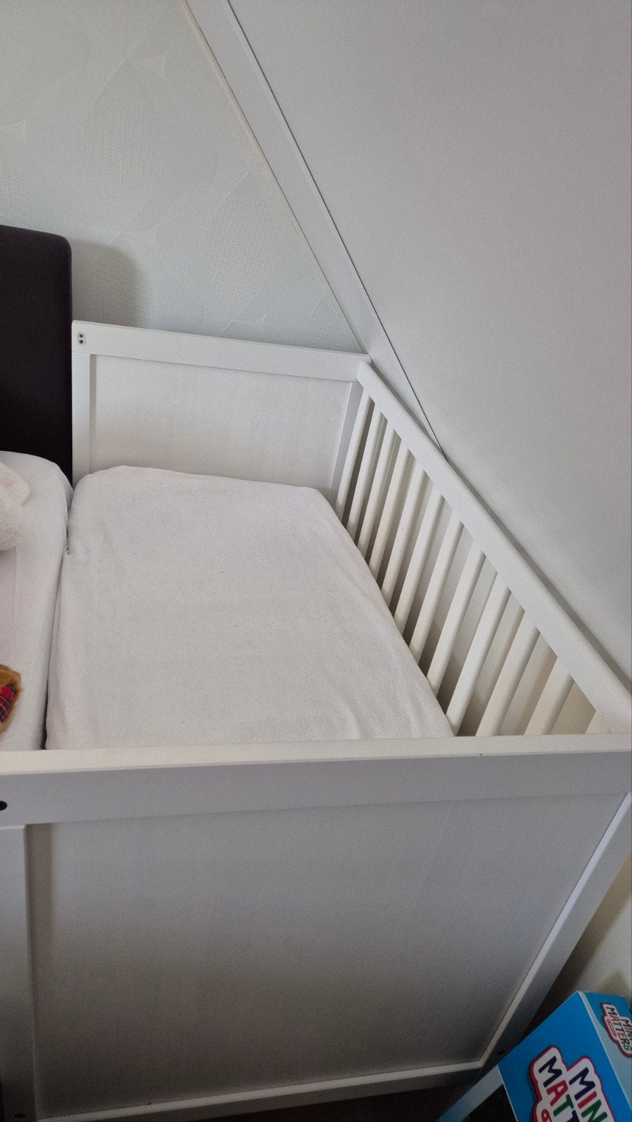 IKEA SUNDVIK Babybedje KRUMMELUR matras - Zo goed als nie, Ophalen, Zo goed als nieuw, Ledikant