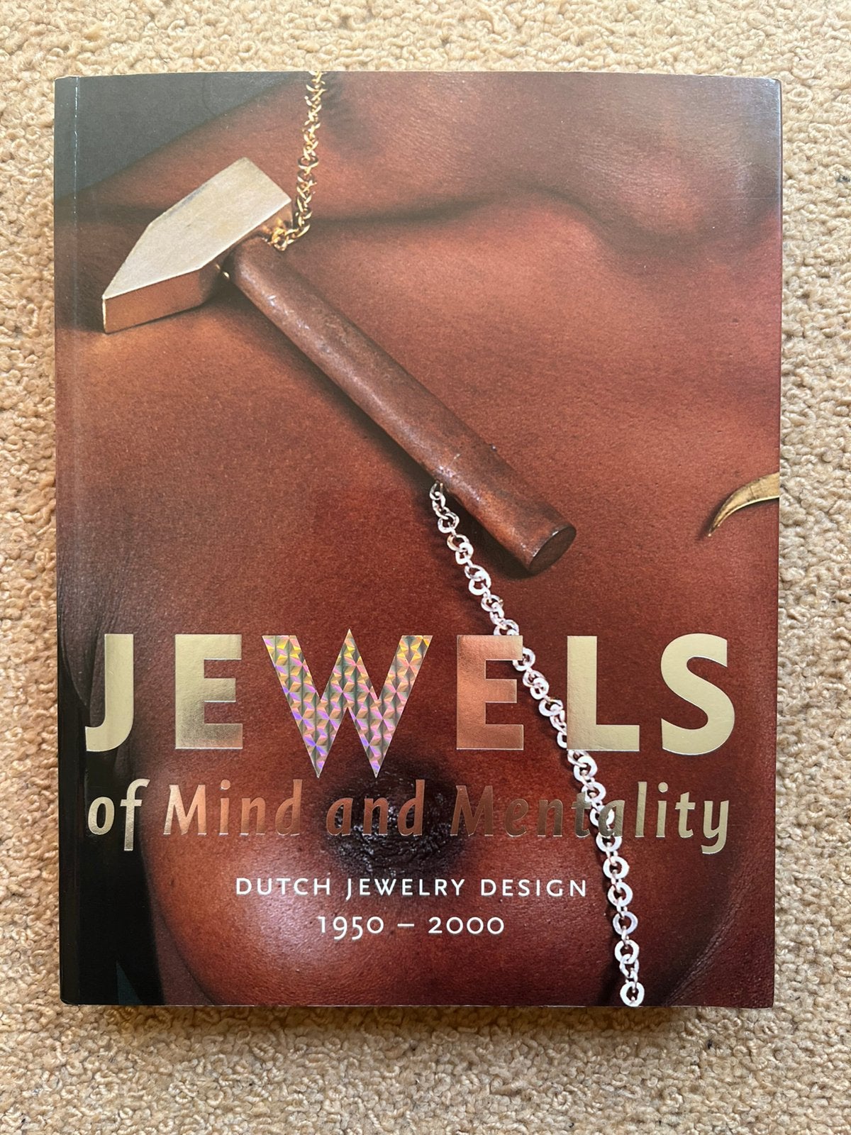 Jewels of Mind and Mentality Dutch jewelry design 1950-2000, Ophalen, Zo goed als nieuw, Fotografen