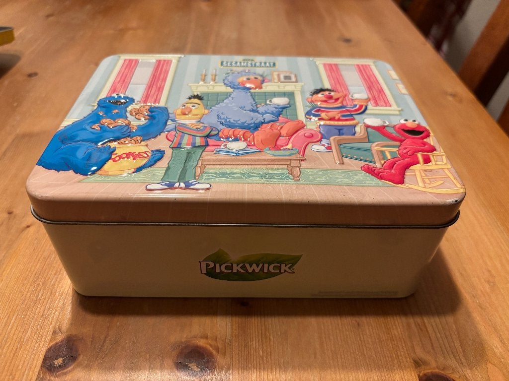 Pickwick Sesamstraat Koekblik met reliëf deksel, Verzamelen, Blikken, Ophalen, Gebruikt, Koek(jes), Pickwick