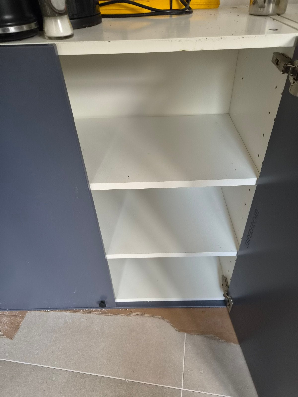 Keukenkastje met 3 deuren - Grijs/Wit GRATIS, Huis en Inrichting, Kasten | Overige, Ophalen