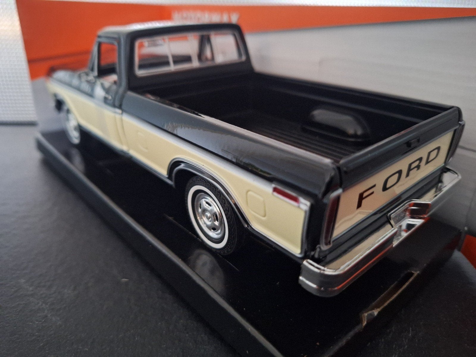 Ford F-150 Pick-up Custom 1979  Schaal 1:24, Hobby en Vrije tijd, Modelauto's | 1:24, Nieuw, Ophalen of Verzenden, Motormax, Motormax