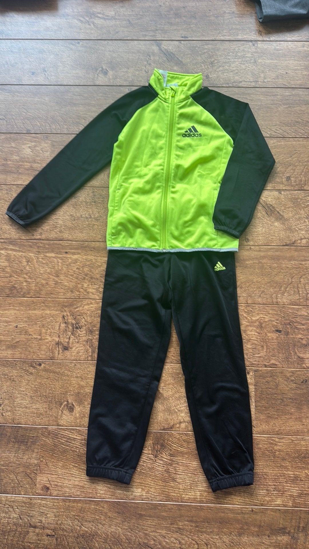 Adidas Trainingspak 122/128, Ophalen of Verzenden, Gebruikt, Jongen of Meisje, Sport- of Zwemkleding